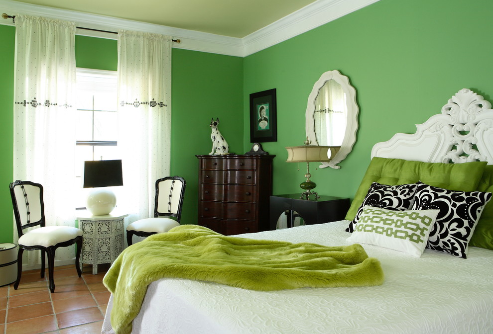 Inspiration pour une grande chambre d'amis bohème avec un mur vert, tomettes au sol et aucune cheminée.