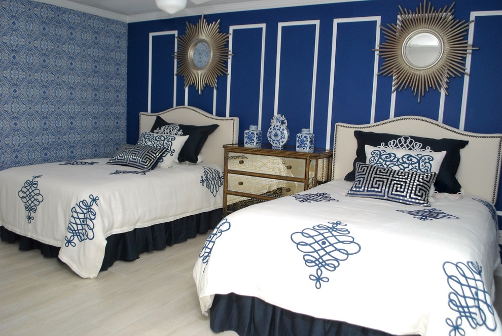 Foto på ett mellanstort vintage gästrum, med blå väggar och ljust trägolv