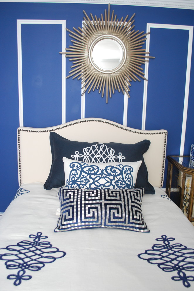 Modelo de habitación de invitados tradicional de tamaño medio con paredes azules y suelo de madera clara