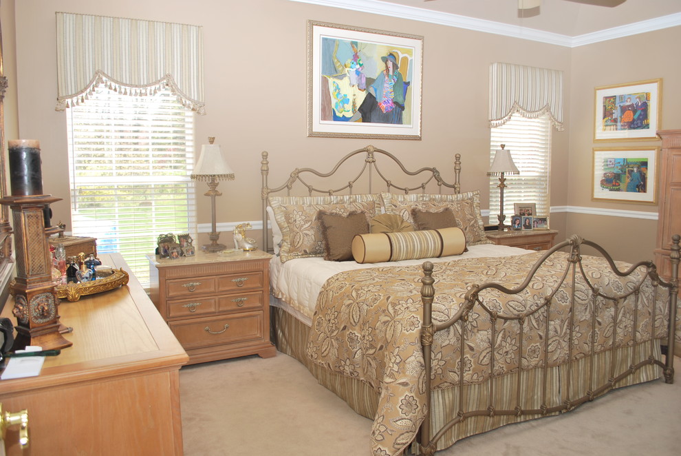 Imagen de dormitorio principal tradicional de tamaño medio con paredes beige y moqueta