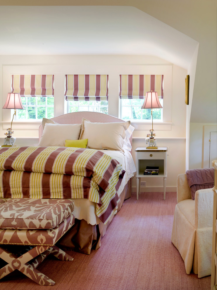 Klassisches Schlafzimmer mit beiger Wandfarbe, Teppichboden und rosa Boden in New York