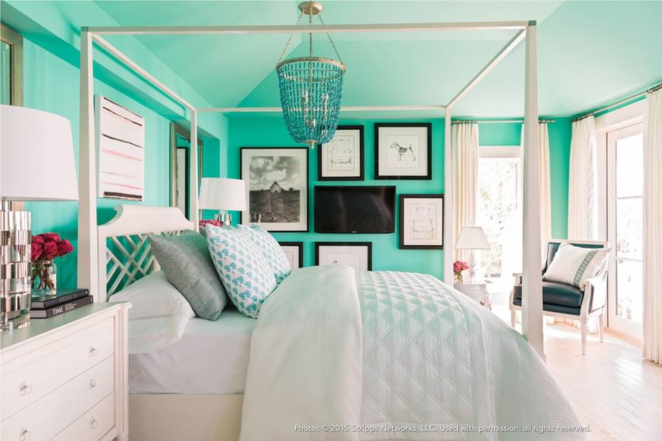 Modelo de dormitorio romántico grande con paredes verdes y suelo de madera clara