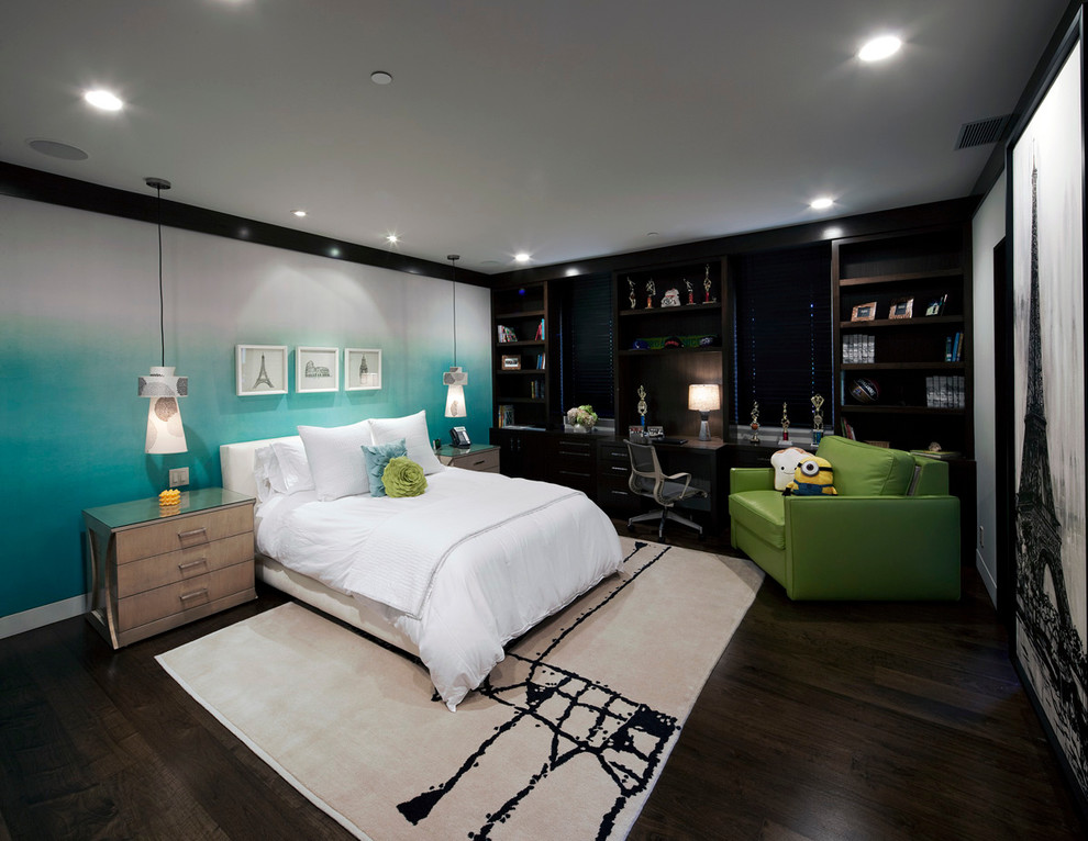 Foto de habitación de invitados actual de tamaño medio sin chimenea con paredes multicolor y suelo de madera oscura