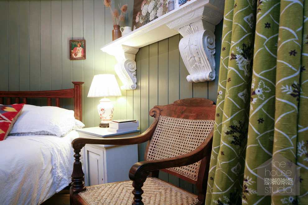 Großes Eklektisches Gästezimmer mit grüner Wandfarbe und braunem Holzboden in Gloucestershire