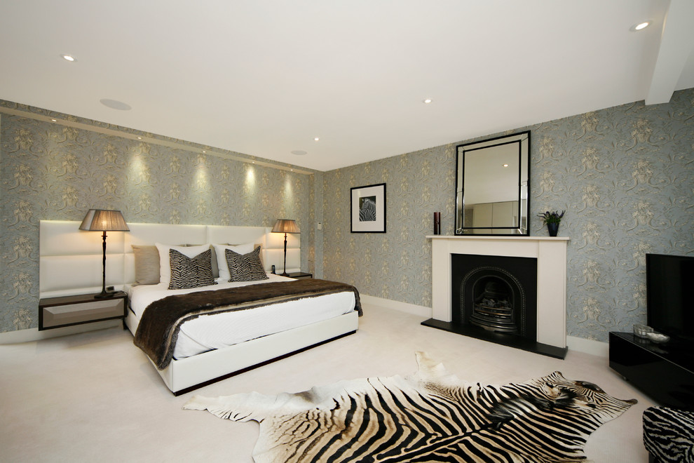 Mittelgroßes Klassisches Schlafzimmer mit bunten Wänden, Teppichboden, Kamin und Kaminumrandung aus Stein in Gloucestershire