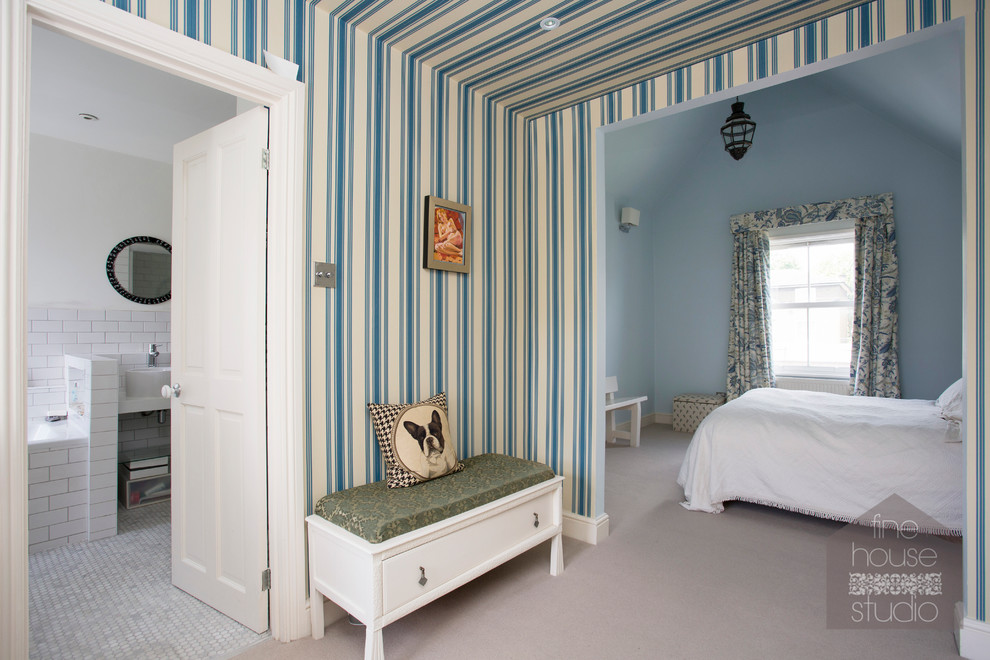 Idee per una grande camera matrimoniale bohémian con pareti blu e moquette