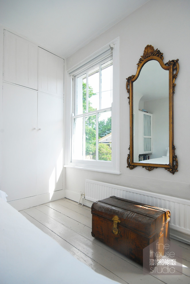 Mittelgroßes Maritimes Gästezimmer mit weißer Wandfarbe und hellem Holzboden in Gloucestershire