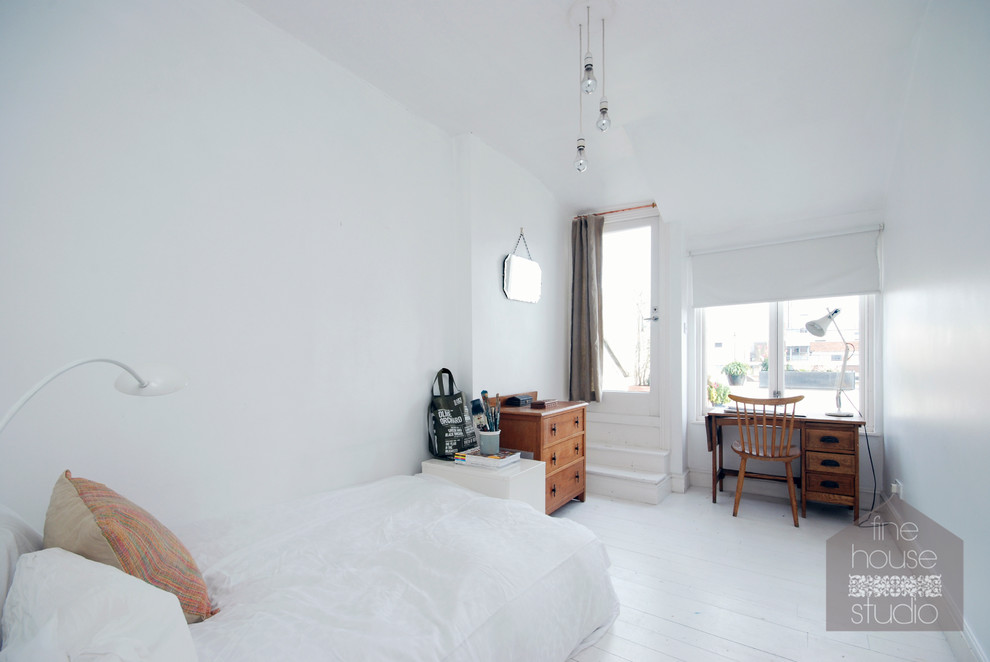 Diseño de habitación de invitados actual grande con paredes blancas y suelo de madera clara