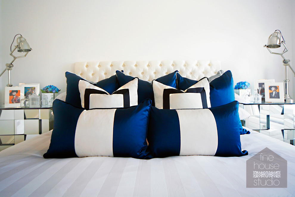 グロスタシャーにある広いビーチスタイルのおしゃれな客用寝室 (白い壁、カーペット敷き) のレイアウト