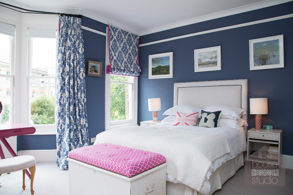 Großes Eklektisches Hauptschlafzimmer mit blauer Wandfarbe und Teppichboden in Gloucestershire