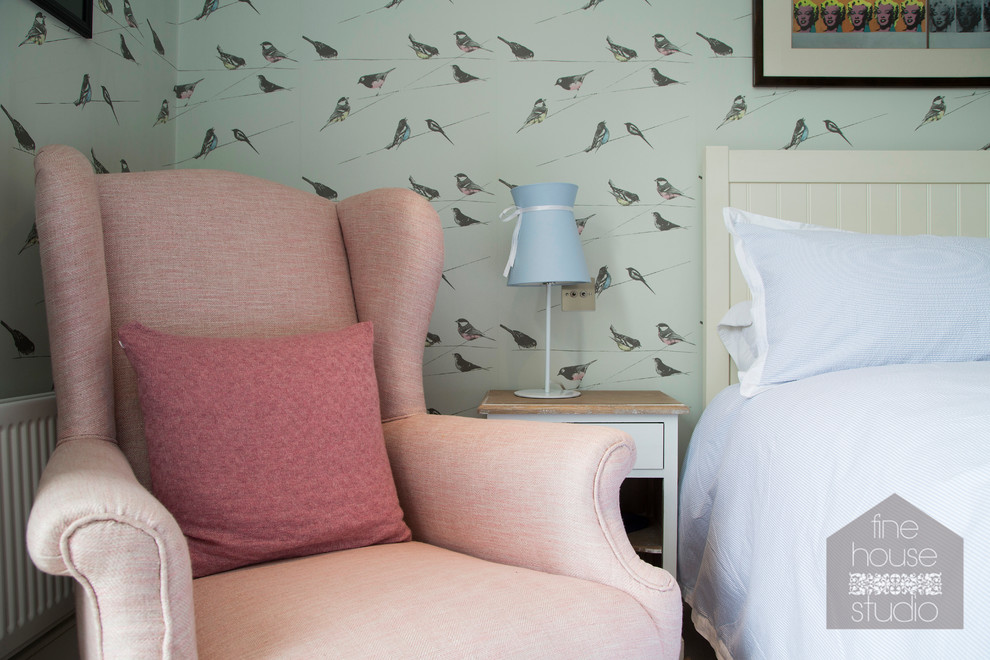 На фото: гостевая спальня среднего размера, (комната для гостей) в стиле кантри с синими стенами и ковровым покрытием