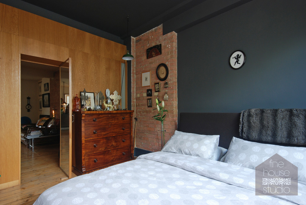 Großes Industrial Schlafzimmer im Loft-Style mit grauer Wandfarbe und hellem Holzboden in Gloucestershire