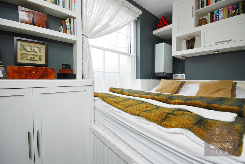 Imagen de dormitorio tipo loft marinero pequeño con paredes grises y moqueta