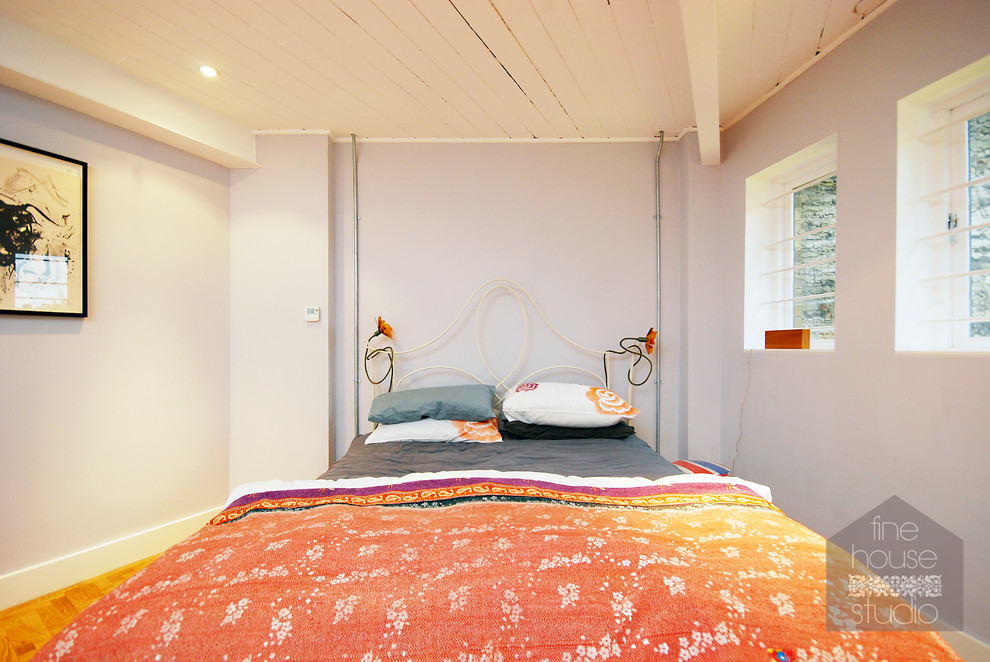 Свежая идея для дизайна: маленькая спальня на антресоли в стиле лофт с светлым паркетным полом для на участке и в саду - отличное фото интерьера