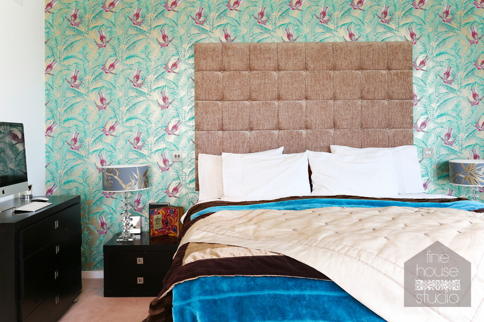 Пример оригинального дизайна: хозяйская спальня в стиле фьюжн с разноцветными стенами