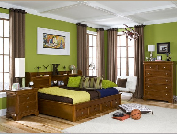 Schlafzimmer ohne Kamin mit grüner Wandfarbe und hellem Holzboden in Toronto