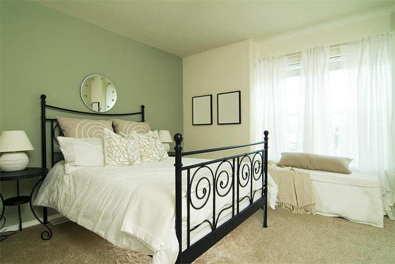 Idées déco pour une chambre classique de taille moyenne avec un mur vert et un sol beige.