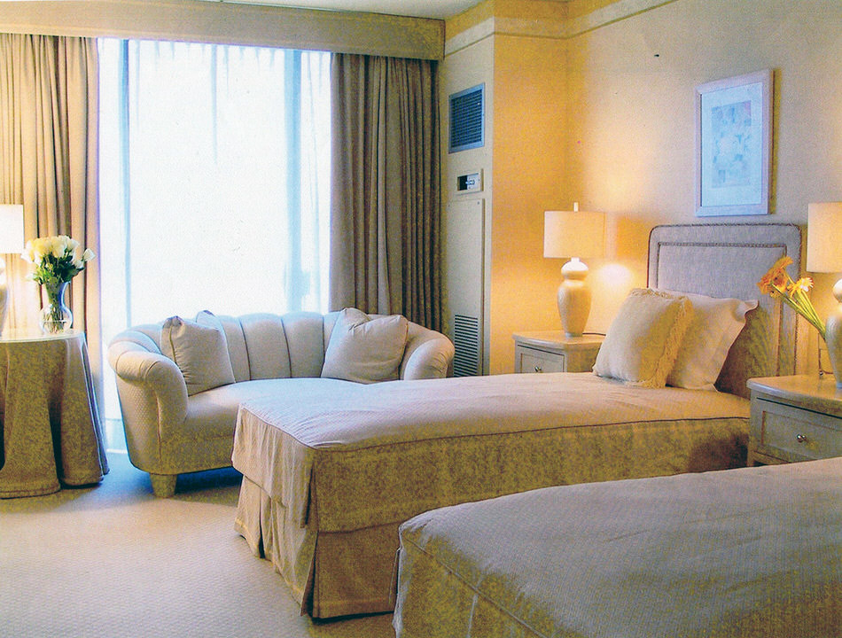 Идея дизайна: хозяйская спальня среднего размера в стиле неоклассика (современная классика) с желтыми стенами и ковровым покрытием