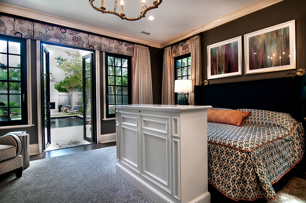 Идея дизайна: большая хозяйская спальня в стиле фьюжн с серыми стенами и темным паркетным полом без камина