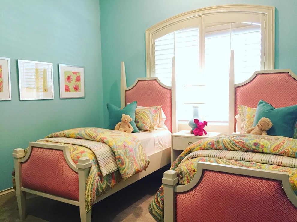 Kleines Stilmix Gästezimmer ohne Kamin mit blauer Wandfarbe und Teppichboden in Dallas