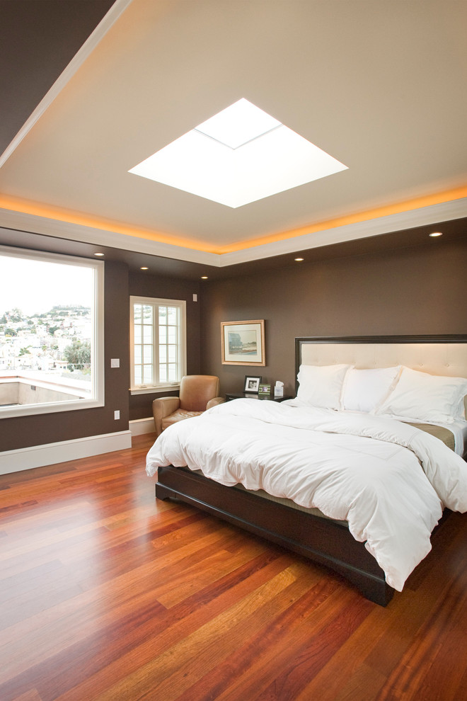 サンフランシスコにあるトランジショナルスタイルのおしゃれな寝室 (茶色い壁、オレンジの床)