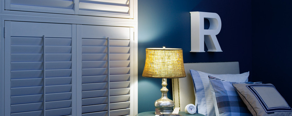 Imagen de habitación de invitados clásica de tamaño medio sin chimenea con paredes azules