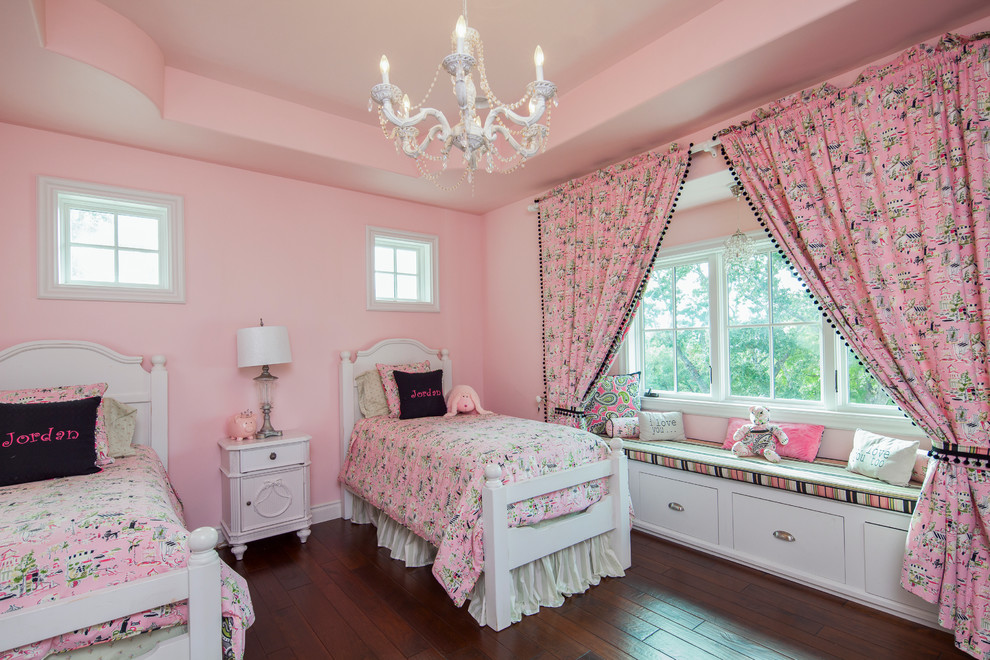Esempio di una camera degli ospiti con pareti rosa, parquet scuro e nessun camino