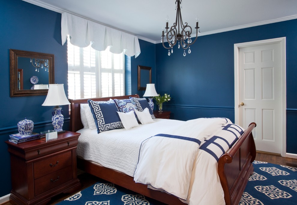 На фото: гостевая спальня (комната для гостей), среднего размера в классическом стиле с синими стенами и темным паркетным полом без камина с