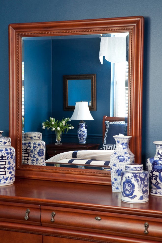 На фото: гостевая спальня (комната для гостей) в классическом стиле с синими стенами