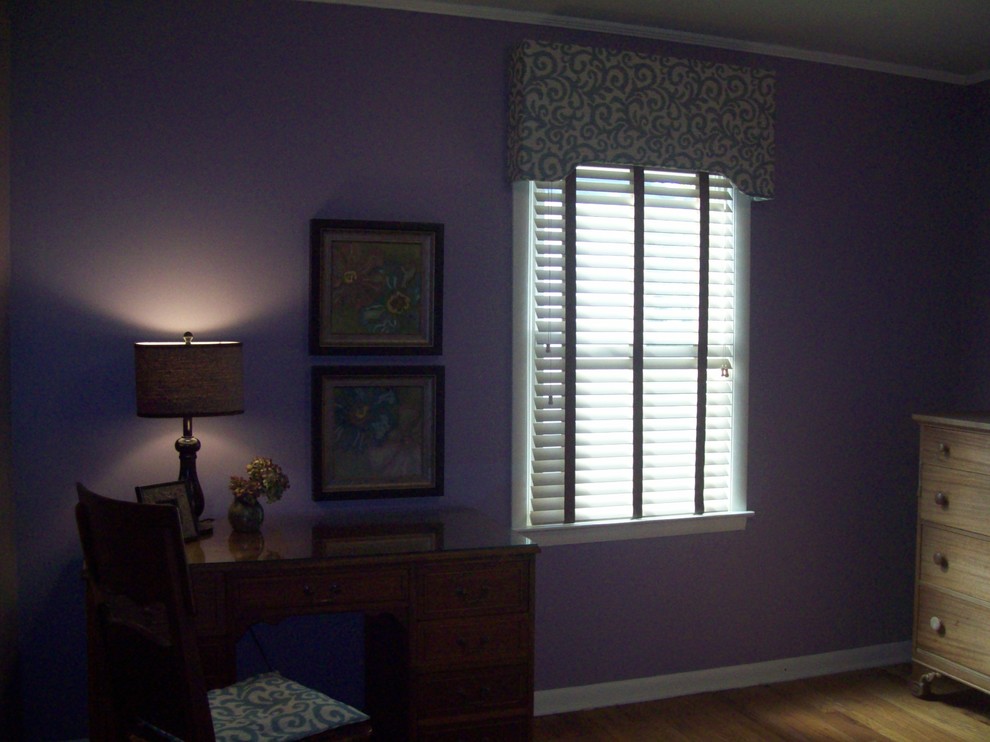 Foto de habitación de invitados ecléctica de tamaño medio con paredes púrpuras y moqueta