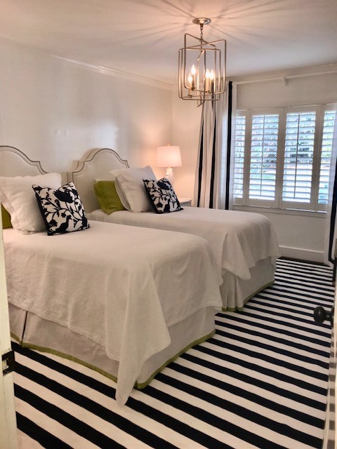 シンシナティにある中くらいなトランジショナルスタイルのおしゃれな客用寝室 (白い壁、カーペット敷き、暖炉なし、マルチカラーの床) のレイアウト