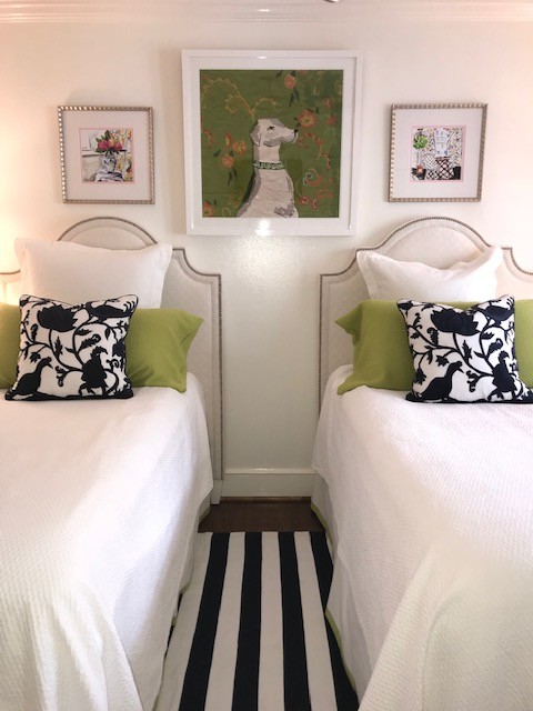 Diseño de habitación de invitados tradicional renovada de tamaño medio sin chimenea con paredes blancas, moqueta y suelo multicolor