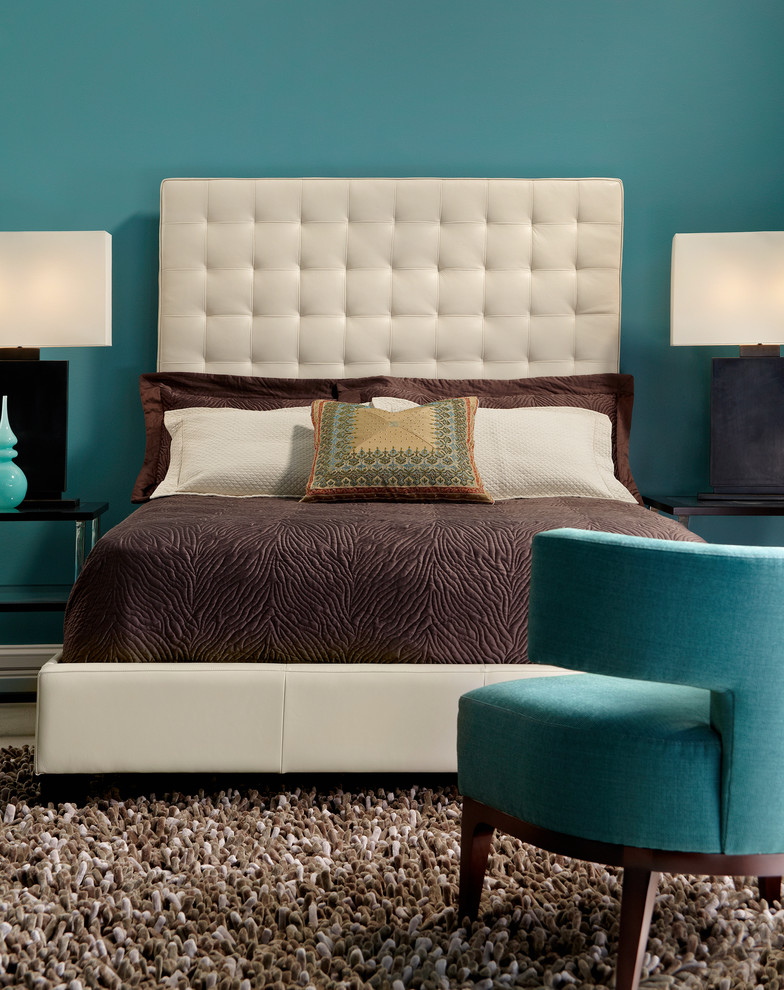 Imagen de dormitorio principal minimalista grande sin chimenea con paredes azules y moqueta