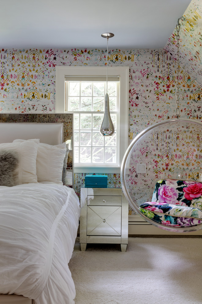 Свежая идея для дизайна: хозяйская спальня в стиле фьюжн с разноцветными стенами и ковровым покрытием - отличное фото интерьера