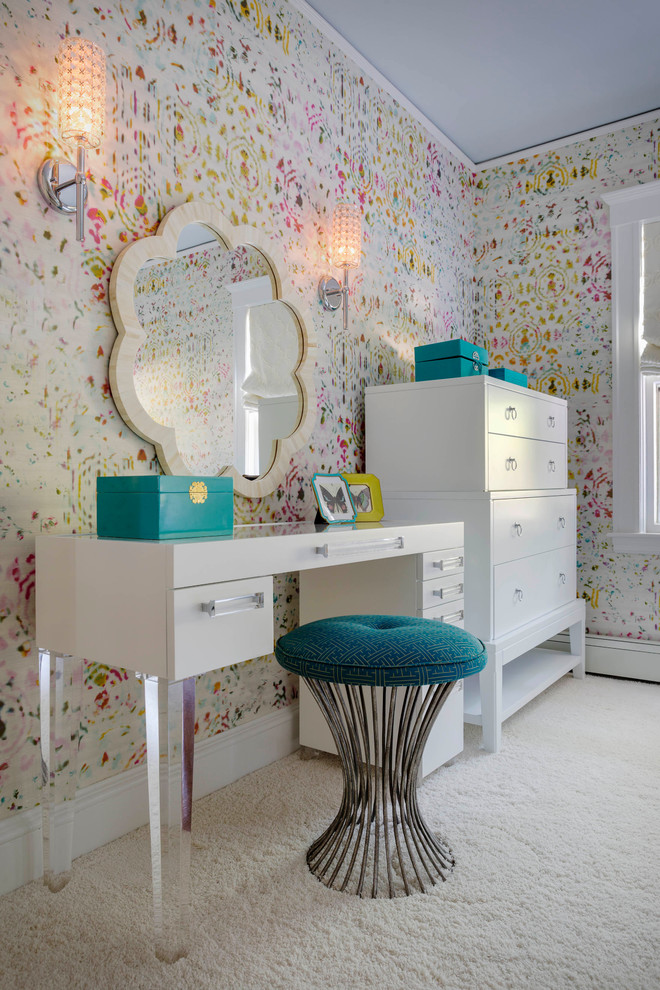 Imagen de dormitorio ecléctico con paredes multicolor y moqueta