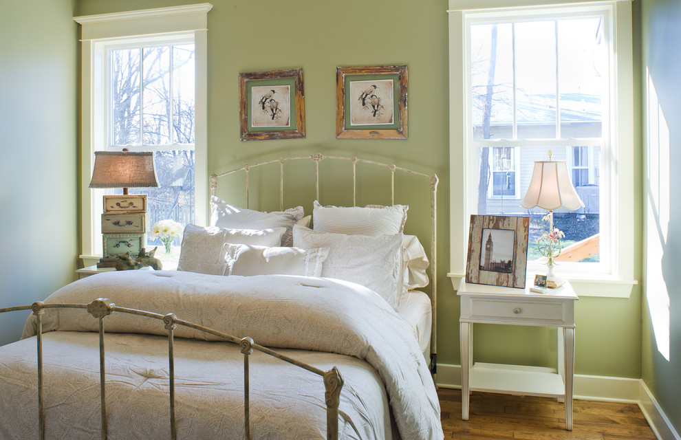 Idéer för att renovera ett shabby chic-inspirerat sovrum, med gröna väggar
