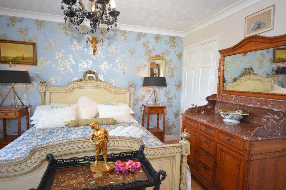 Пример оригинального дизайна: хозяйская спальня среднего размера в викторианском стиле с синими стенами и паркетным полом среднего тона без камина