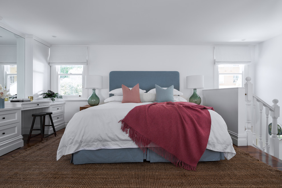 Idéer för vintage sovloft, med vita väggar, mörkt trägolv och brunt golv