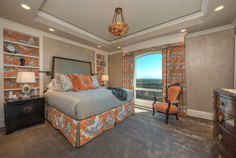 На фото: хозяйская спальня в классическом стиле с серыми стенами, ковровым покрытием и серым полом с