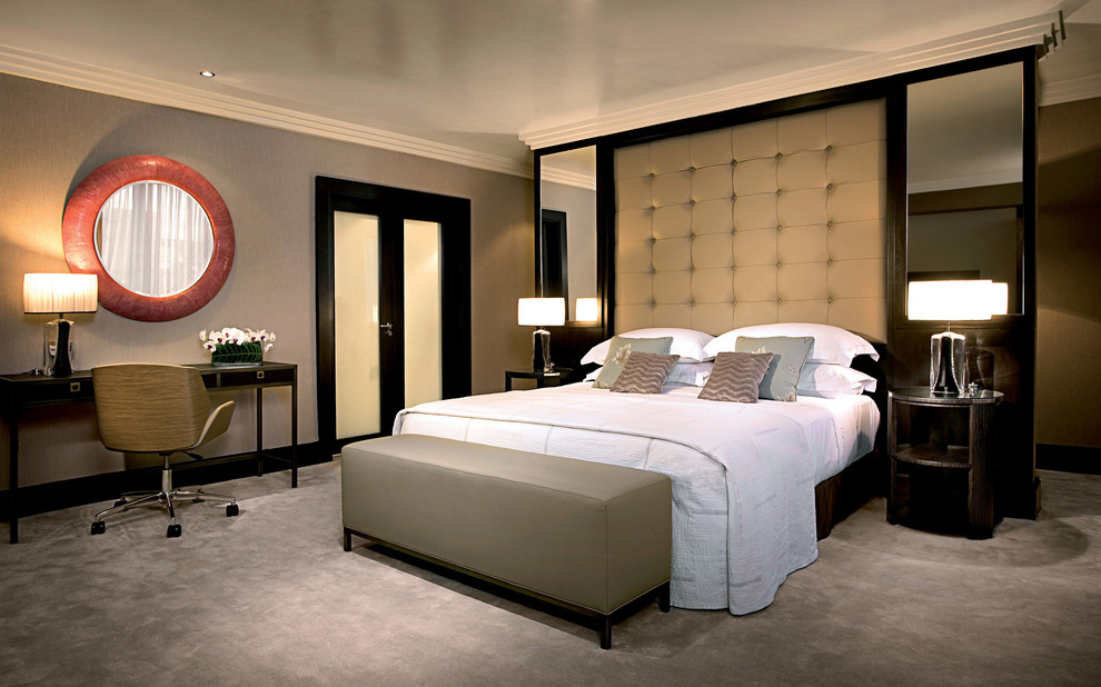 Стильный дизайн: спальня в современном стиле с серыми стенами и ковровым покрытием без камина - последний тренд