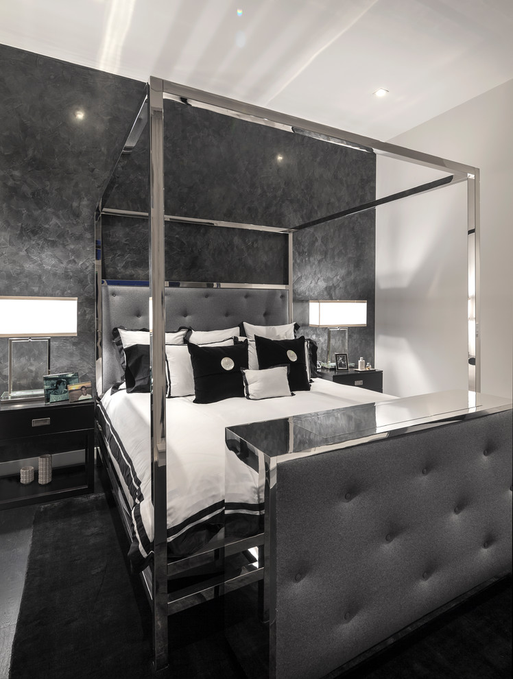 На фото: спальня в стиле модернизм с темным паркетным полом и коричневым полом с