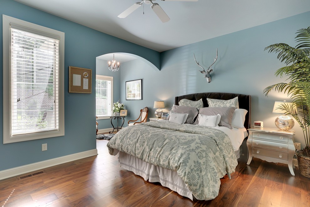 Свежая идея для дизайна: большая хозяйская спальня в стиле фьюжн с синими стенами и паркетным полом среднего тона без камина - отличное фото интерьера