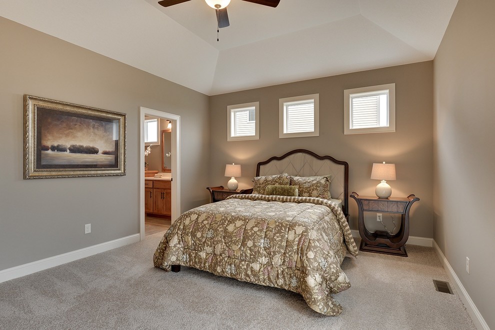 Foto de dormitorio principal tradicional de tamaño medio sin chimenea con paredes beige y moqueta