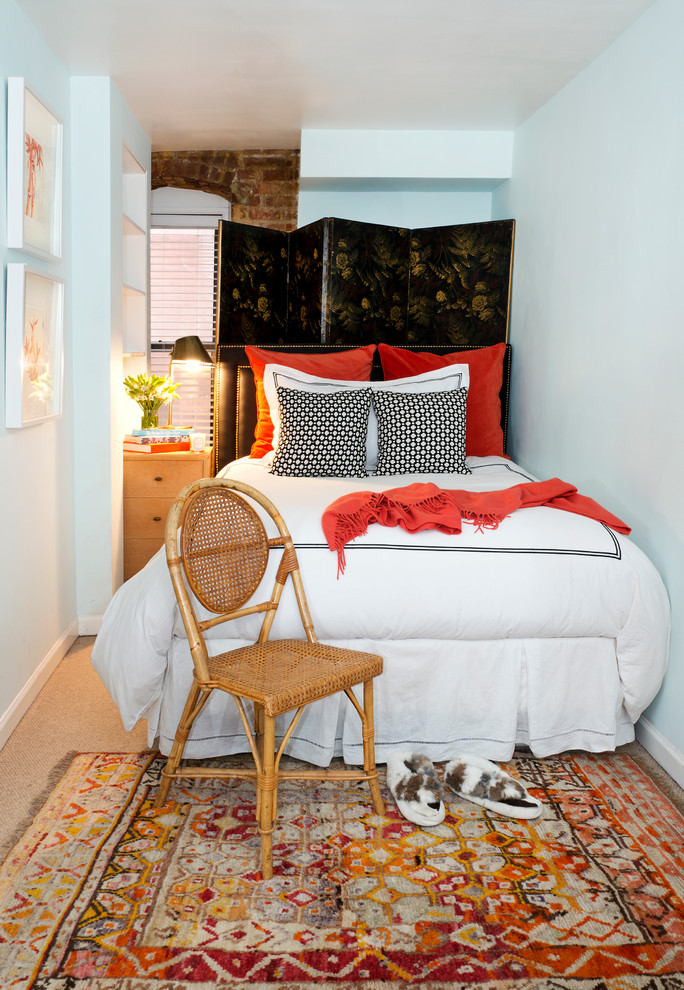 Foto på ett eklektiskt sovrum, med vita väggar