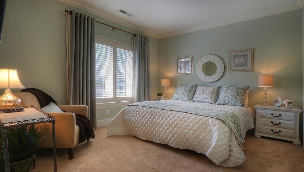Стильный дизайн: большая хозяйская спальня в классическом стиле с зелеными стенами и ковровым покрытием без камина - последний тренд