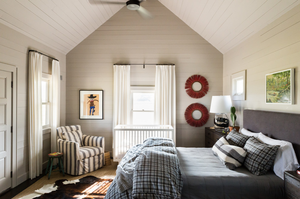 Mittelgroßes Landhaus Hauptschlafzimmer ohne Kamin mit weißer Wandfarbe, hellem Holzboden und braunem Boden in Dallas