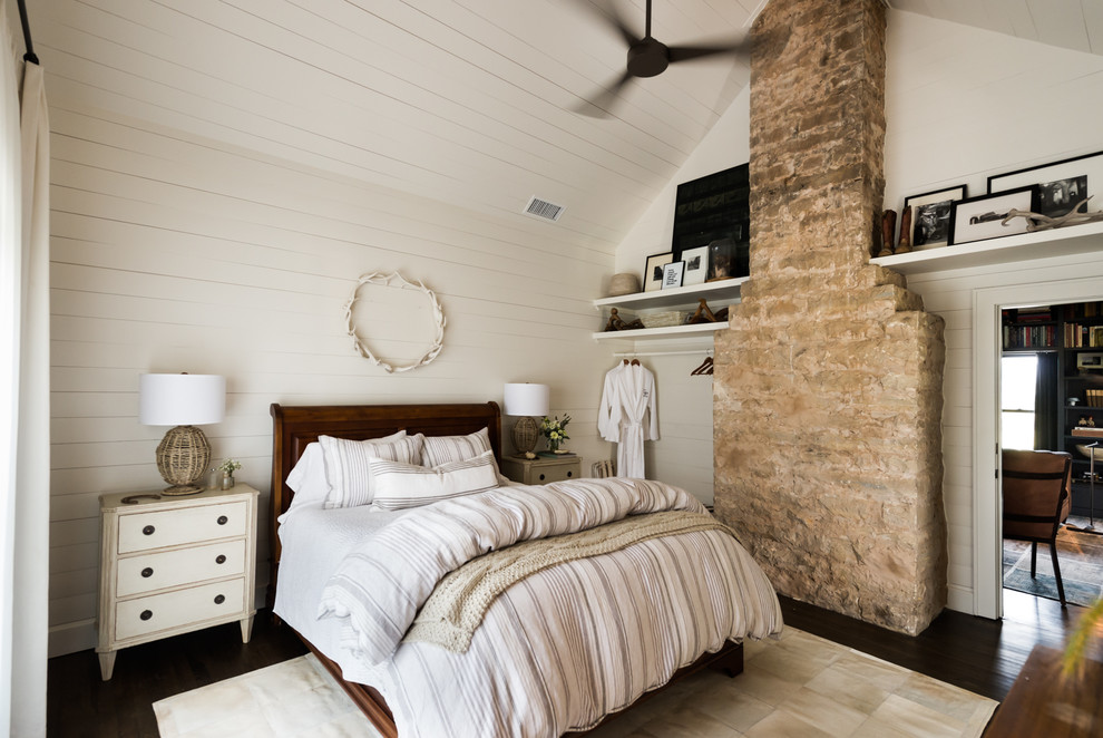 Идея дизайна: хозяйская спальня среднего размера в стиле кантри с белыми стенами, темным паркетным полом и коричневым полом без камина