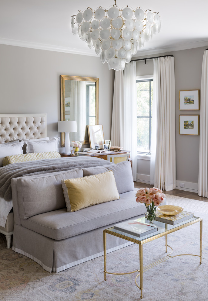 Klassisches Schlafzimmer mit grauer Wandfarbe, braunem Holzboden und braunem Boden in Dallas
