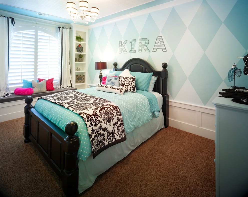 На фото: гостевая спальня среднего размера, (комната для гостей) в классическом стиле с серыми стенами, ковровым покрытием и коричневым полом без камина