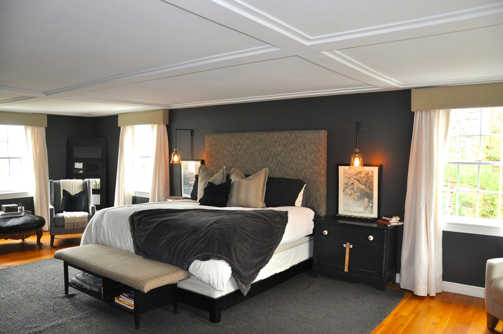Idee per una grande camera matrimoniale american style con pareti grigie, parquet chiaro e pavimento beige